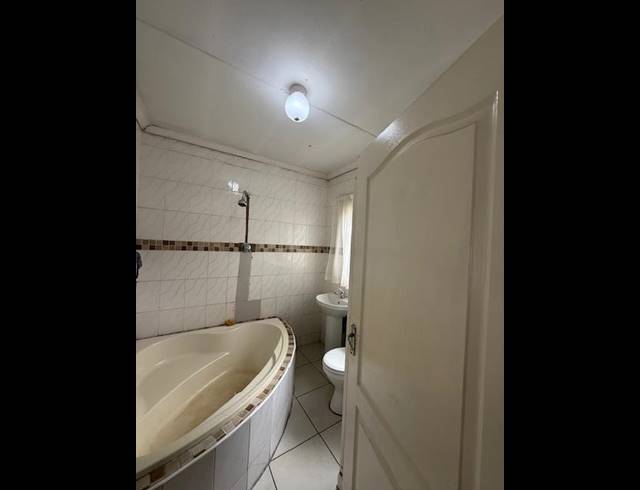 10 BEDROOM FREESTANDING FOR SALE IN HEIDELBERG EXT 5